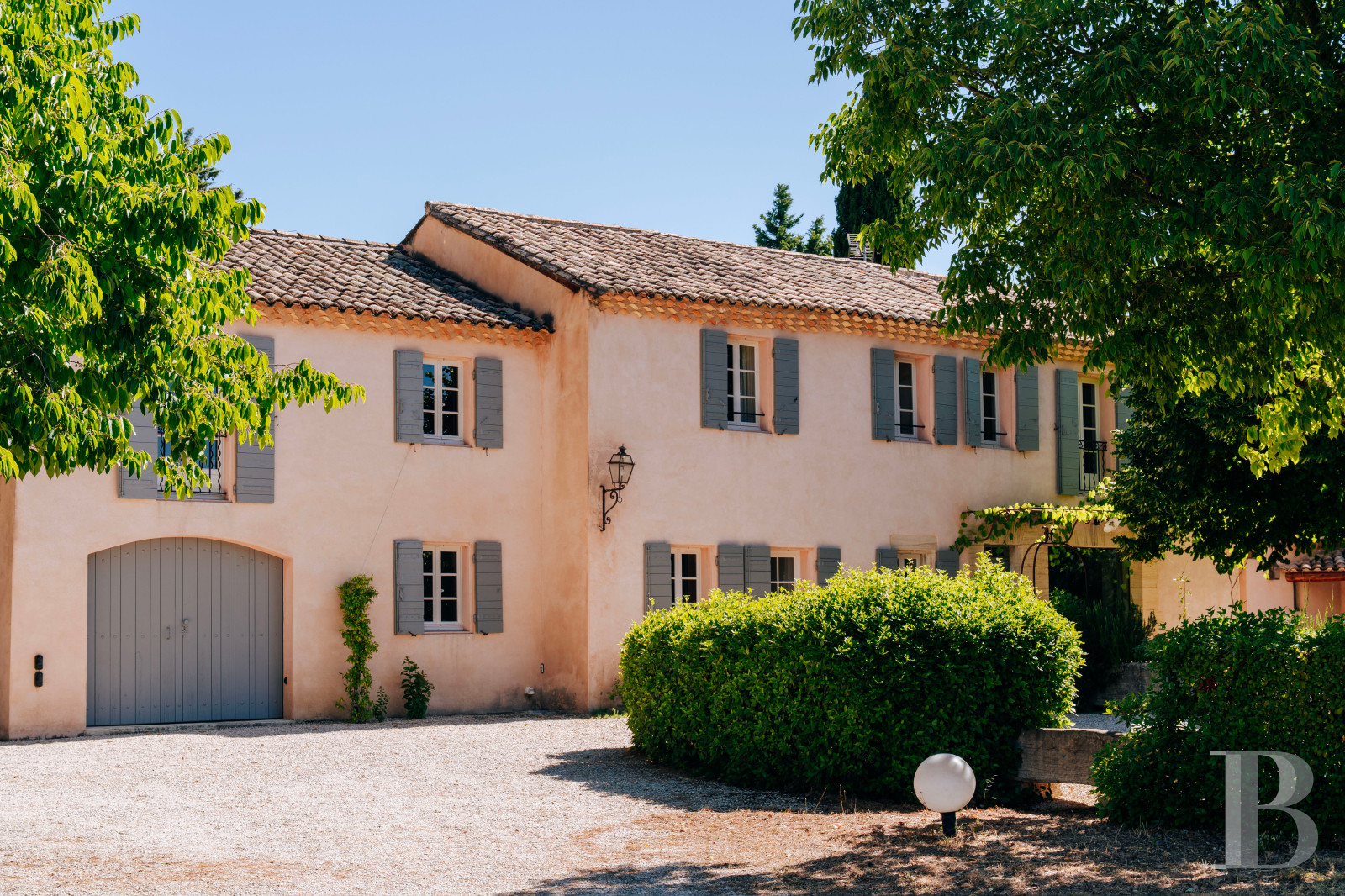 A Provencal farmhouse renovated in keeping with the traditional way of life, not far from Carpentras, in the Vaucluse - photo  n°1