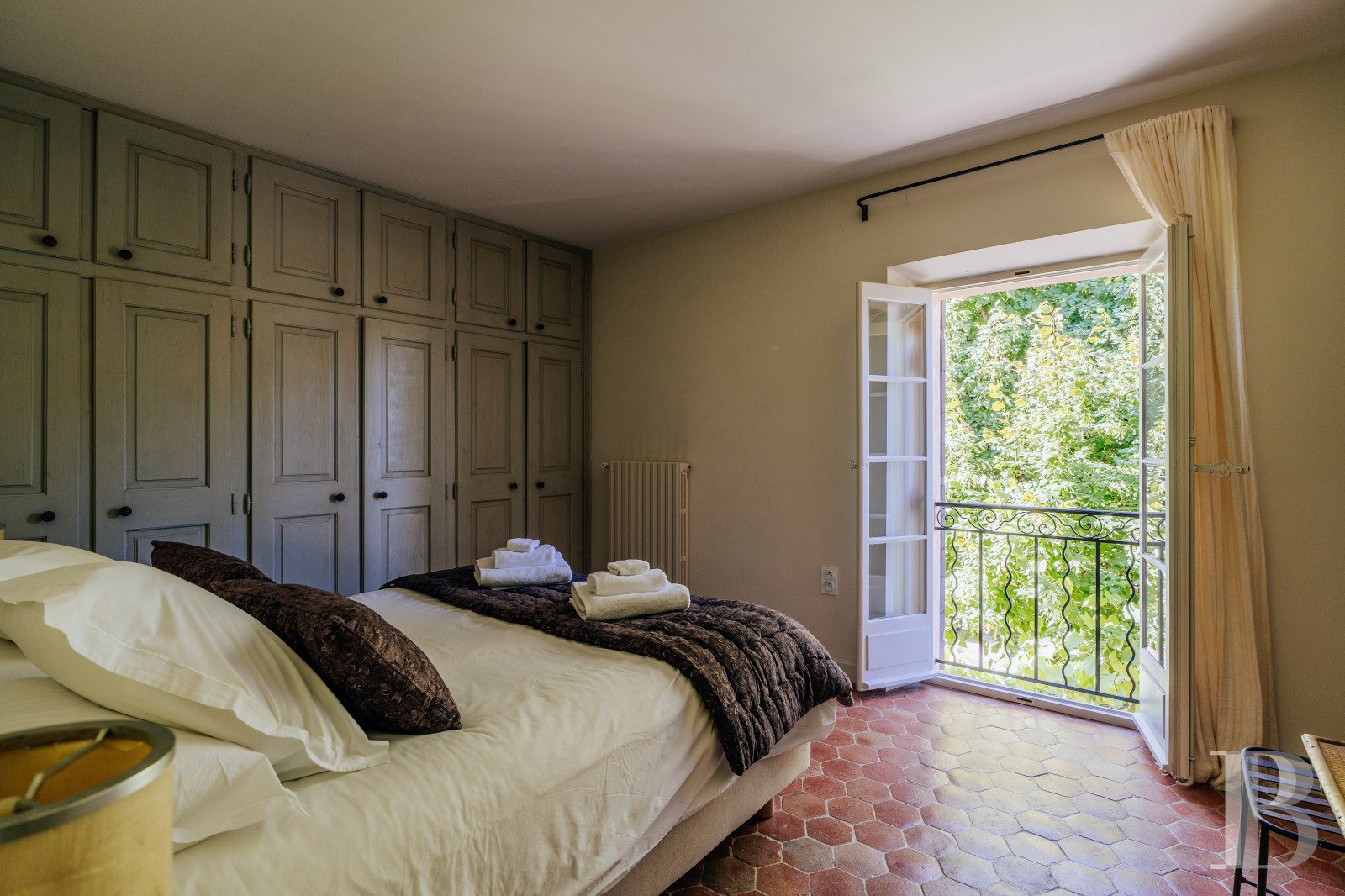 A Provencal farmhouse renovated in keeping with the traditional way of life, not far from Carpentras, in the Vaucluse - photo  n°23