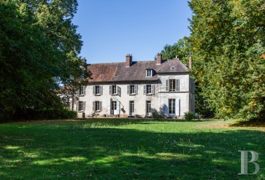 ile-de-france - An elegant 18th-century house to be renovated, with outbuildings, a secondary dwelling and two hectares of grounds, 45 kilometres south-east of Paris