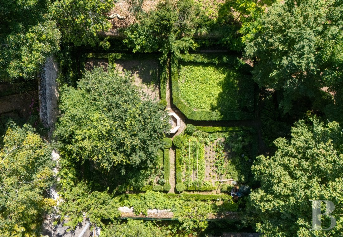 À Vendôme, en Loir-et-Cher, séjourner dans une villa néo-gothique et son jardin plein de fraîcheur - photo  n°4