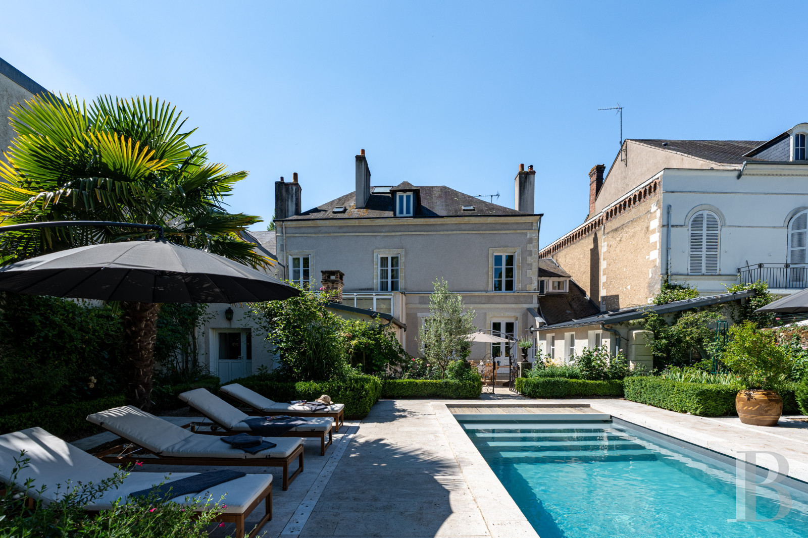 À Vendôme, en Loir-et-Cher, séjourner dans une villa néo-gothique et son jardin plein de fraîcheur - photo  n°1
