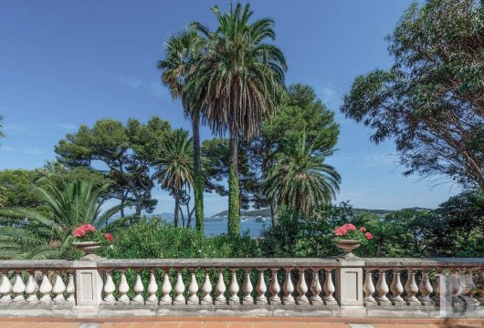 paca - Près de Toulon, en premier rang de mer sur la baie de Tamaris, une maison de maître du 19e s. de plus de 400 m² et son jardin luxuriant