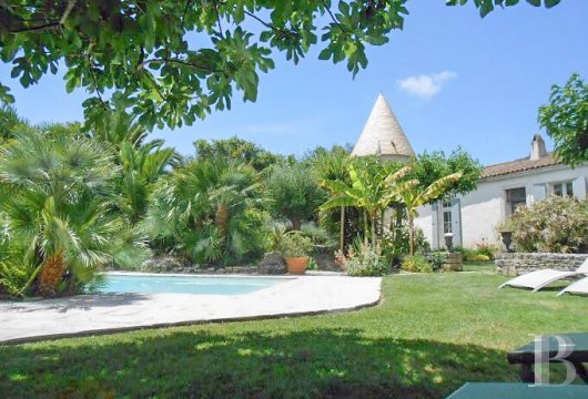 poitou-charentes - A former windmill from the 17th century with outbuildings and a swimming pool, nestled on Île d’Oléron island, a few hundred metres from Saint-Pierre-d’Oléron town centre