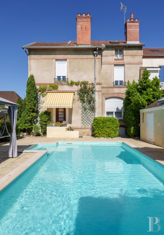 properties in town burgundy   - 2