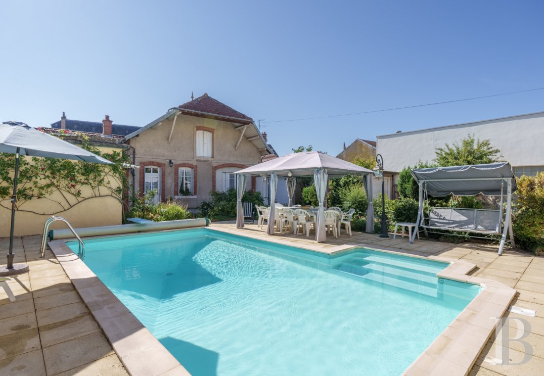 properties in town burgundy   - 8