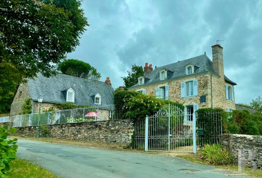 pays-de-loire - Dans un village du Haut-Anjou,  une demeure des 17e et 18e s. avec ses dépendances et son jardin