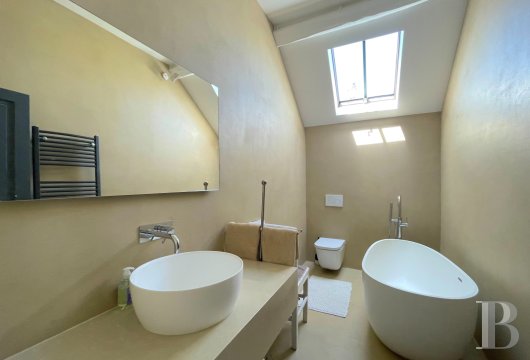 character properties France ile de france   - 11