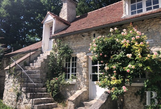 ile-de-france - À 40 km de Paris, sur un terrain de plus d'1 ha,
 un ancien relais de poste sur les bords de l’Essonne