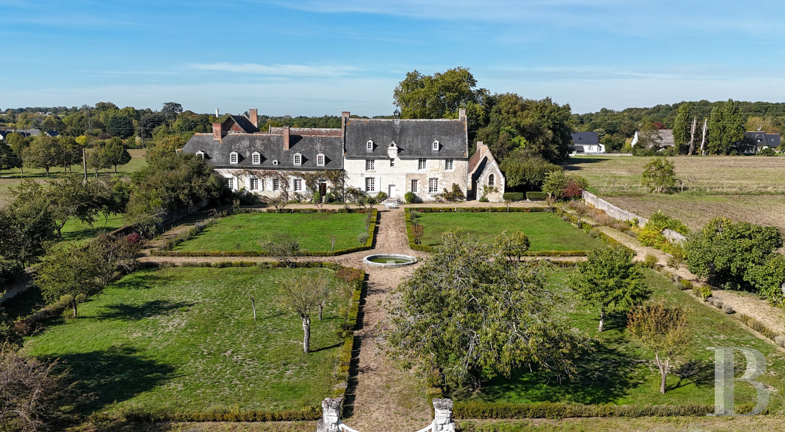 En Indre-et-Loire, à l’ouest de Tours, un manoir de campagne élevé sur quatre siècles (15e-18e) - photo  n°1