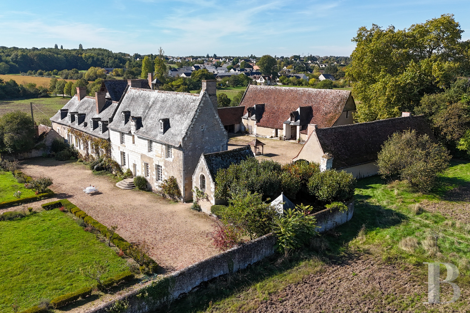 En Indre-et-Loire, à l’ouest de Tours, un manoir de campagne élevé sur quatre siècles (15e-18e) - photo  n°2