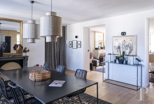 paris - Paris 7e arrondissement, rue de Bourgogne, un appartement de 111 m²,
 avec deux chambres et sa petite terrasse sur les toits