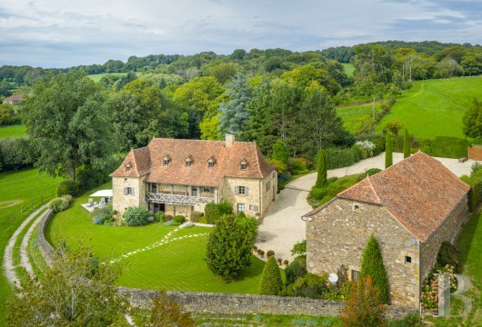 midi-pyrenees - A 17th-century manor house with a panoramic view, outbuildings, a swimming pool and helipad, in a 13-hectare estate, in the Limargue sector