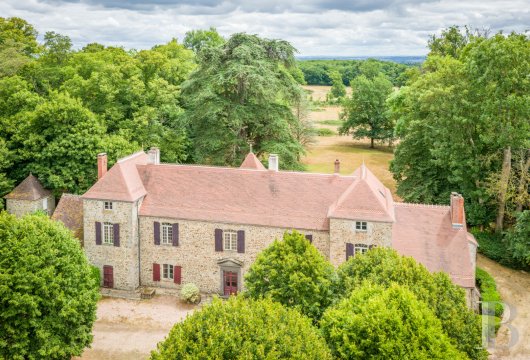 limousin - Dans le nord-est de la Creuse, à 20 min de Montluçon, un château du 18e s. à rénover et son domaine de 24 ha
