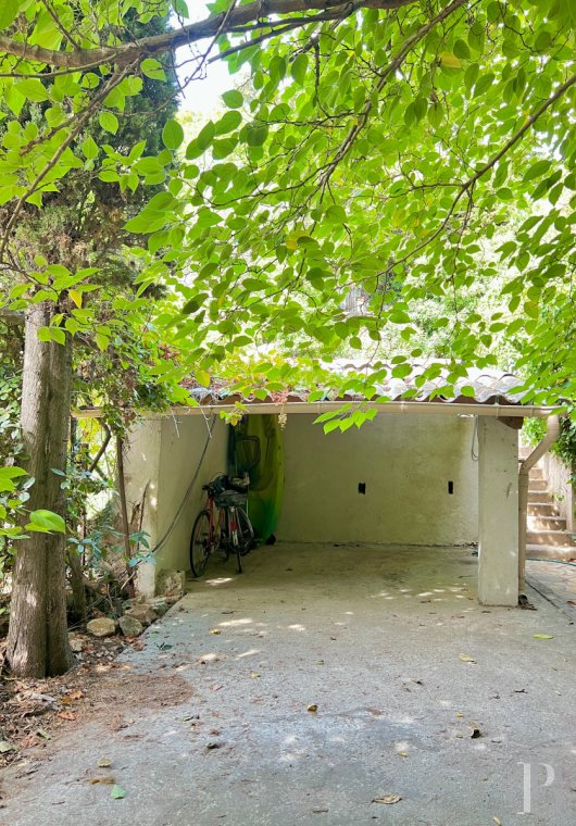 character properties France provence cote dazur   - 12