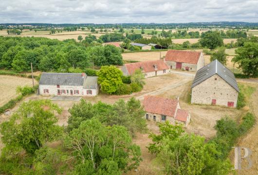 limousin - A former farm in more than 4 hectares of meadows and copses, in the north of the Creuse area, 20 minutes from Montluçon
