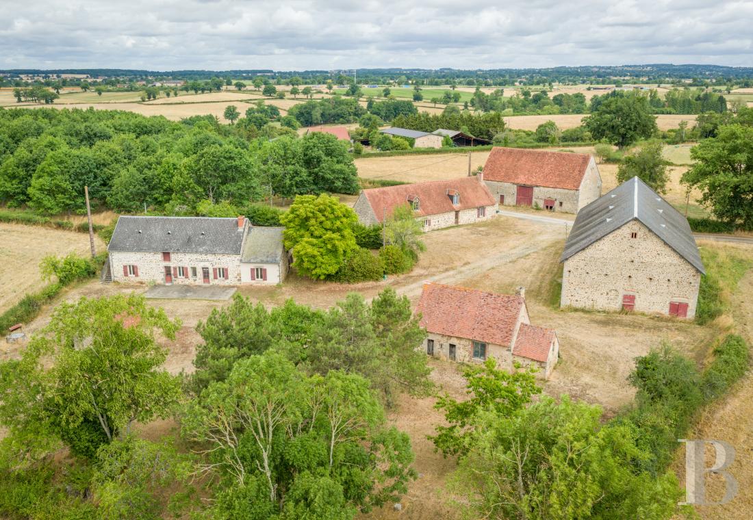 Farms for sale - limousin - Dans le nord-est de la Creuse, à 20 min de Montluçon,  un ancien corps de ferme et plus de 4 ha de prairies et boqueteaux 