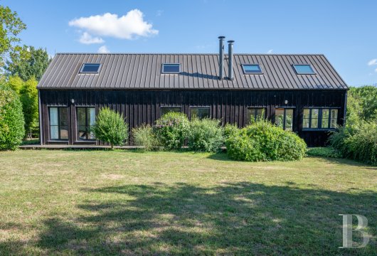 burgundy - A contemporary house with a one-hectare garden, nestled in the countryside of France’s Yonne department, 1 hour and 30 minutes from Paris