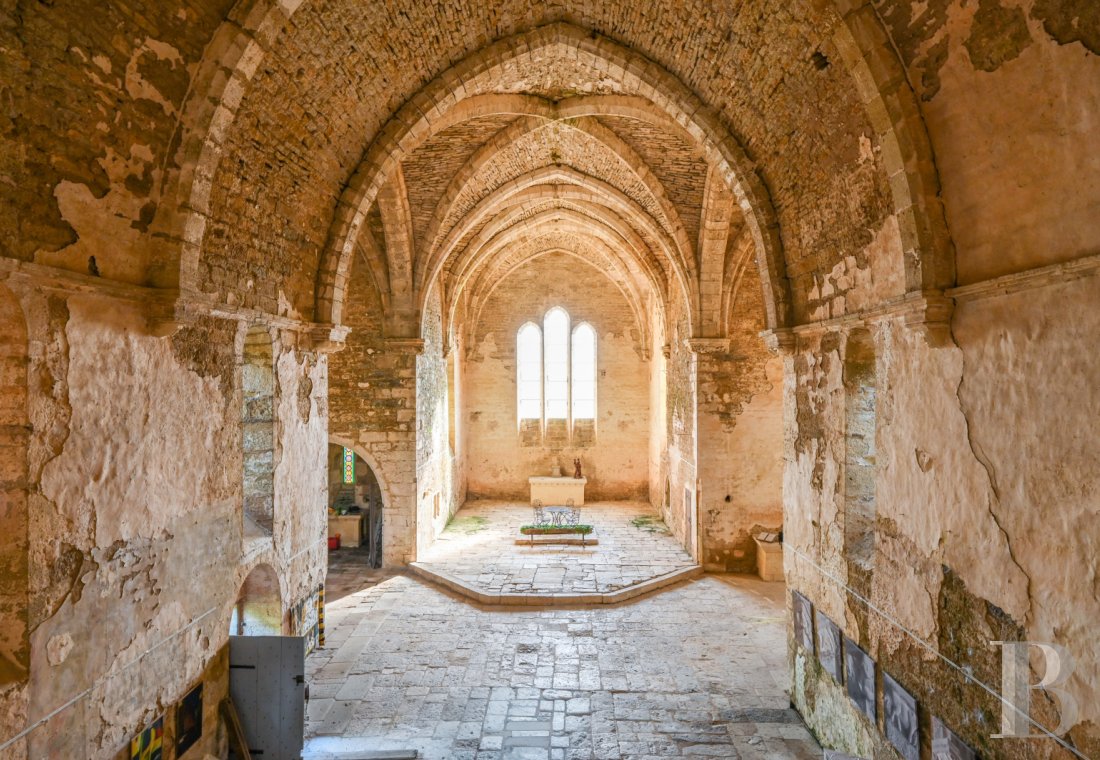 Religious edifices for sale - burgundy - A 14th-century collegiate church listed as a historical monument, with an apartment, in 1.3-hectare grounds, in Burgundy, at the gateway to the Auxois region, at the top of a hill