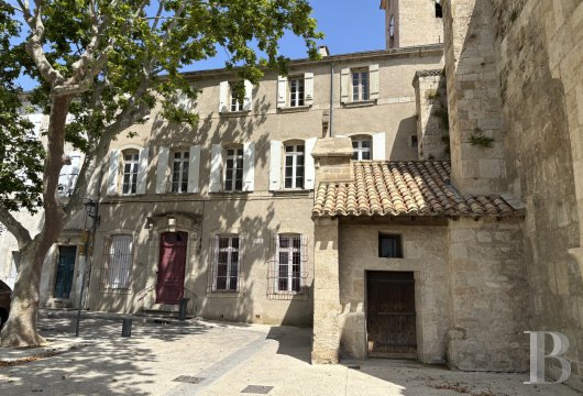 languedoc-roussillon - An approximately 325-m² former presbytery awaiting renovation, with an inner courtyard, in the centre of Béziers, on an esplanade