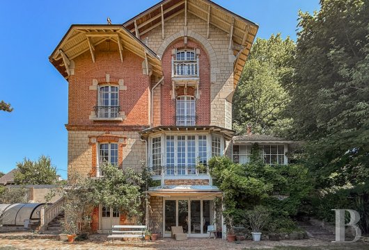 picardie - Dans l’Oise, à 20 min de Paris, une élégante demeure anglo-normande à réhabiliter,


 entourée de son parc et ses dépendances