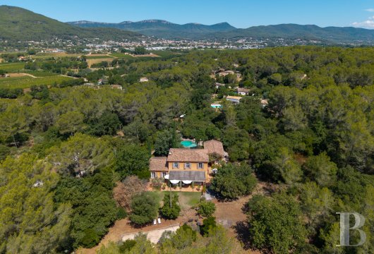 paca - À 30 min de la mer, dans l'arrière-pays, une maison provençale et familiale environnée de plus de 1 ha de verdure