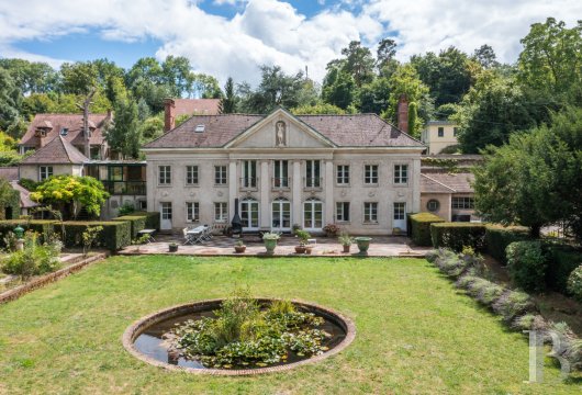 ile-de-france - A stately dwelling with its orangery and ornamental ponds on  3,000-m² grounds, in the middle of a village, 45 kilometres from Paris