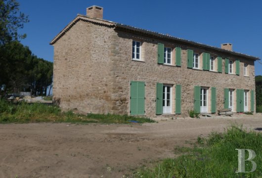 provence-cote-dazur - À 35 min du golfe de Saint-Tropez, dans la plaine des Maures, 
 une longère du 19e s. en cours de rénovation sur un terrain de 8,7 ha
