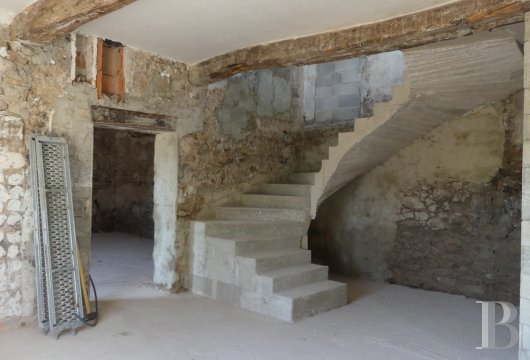 character properties France provence cote dazur   - 7