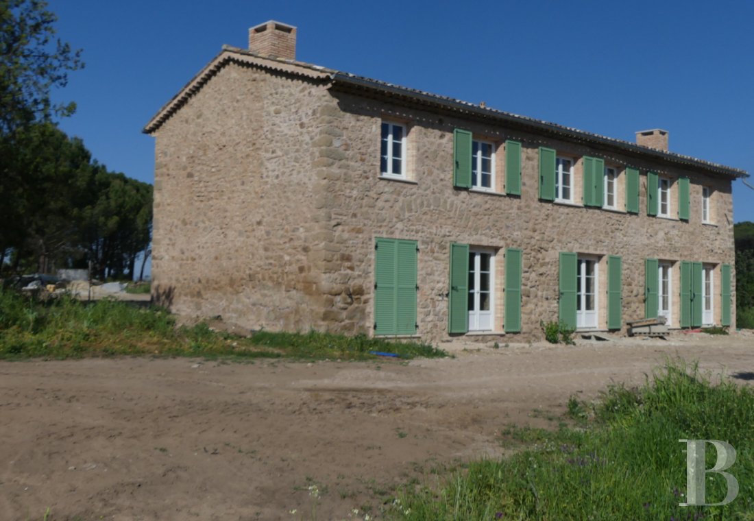 character properties France provence cote dazur   - 1