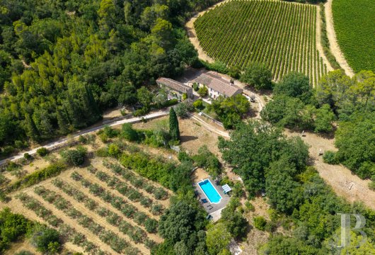 paca - À 40 min de Toulon, en Provence verte, dans un domaine de 63 ha planté de bois, de vignes et d'oliviers, un ancien relais du 18e s. et ses dépendances