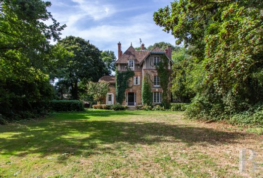 paris - A walled property with a garden that covers almost one hectare, a grand burrstone house to be renovated, and an outbuilding, nestled near Versailles