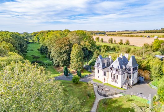basse-normandie - À 4 km de Luc-sur-Mer et 20 min de Caen, au cœur d’une vallée verdoyante, un manoir du 19ᵉ s. et son terrain de quelque 5 ha
