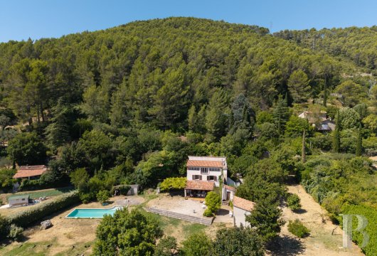 paca - À 20 min des plages, une ancienne maison provençale du 18e s. et son cabanon sur un terrain plat de 1 ha, au bord d'une rivière