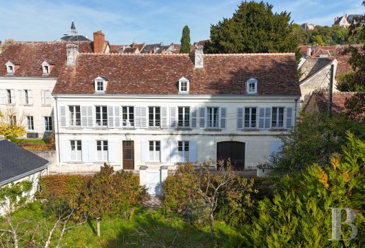 center-val-de-loire - En Toscane tourangelle, dans un bourg historique, un hôtel particulier restauré avec cour et jardins