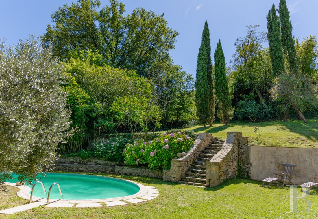 character properties France aquitaine   - 16