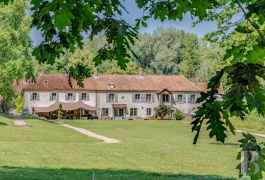 ile-de-france - An 18th-century property with a vast 900 m² building offering great potential for development in 20 hectares of parkland, 40 minutes north of Paris 

