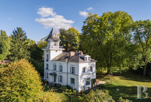 ile-de-france - A striking house, with an estate keeper’s lodge in more than 5,000 m² of grounds, less than 50 km from Paris, in a village full of character
