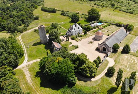 centre-val-de-loire - En Indre-et-Loire, dans un domaine de près de 35 ha de bois et de prairies, un logis et ses dépendances en partie IMH ou CMH, à l'abri des regards et en position dominante