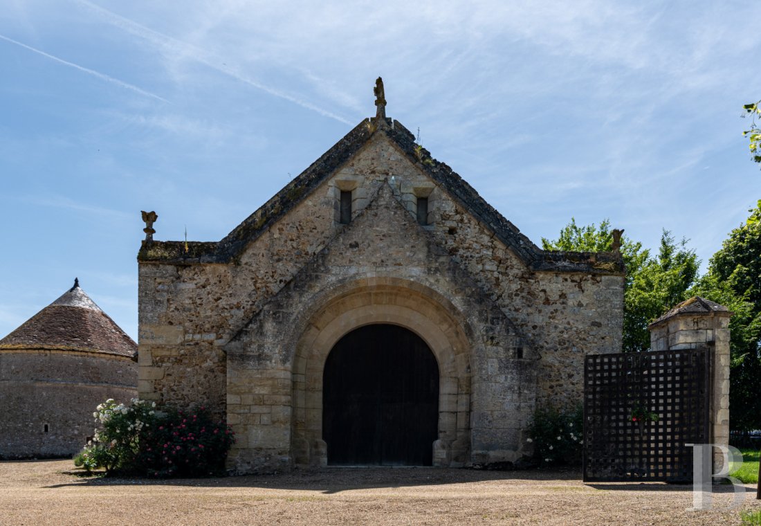 castles for sale France center val de loire   - 17