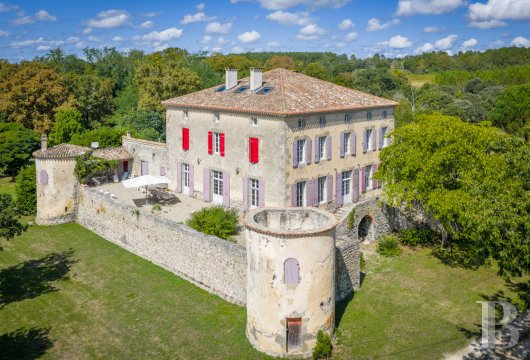 aquitaine - À la sortie d’un village du Lot-et-Garonne, un château médiéval et sa maison d’hôtes, meublés  et luxueusement restaurés, entourés de 35 ha de bois et d'une truffière de chênes