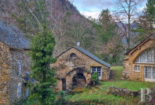 languedoc-roussillon - À l'entrée des gorges du Tarn, dans le Parc national des Cévennes, 
 un ancien moulin à eau rénové et ses deux dépendances, dans un domaine de 9 ha