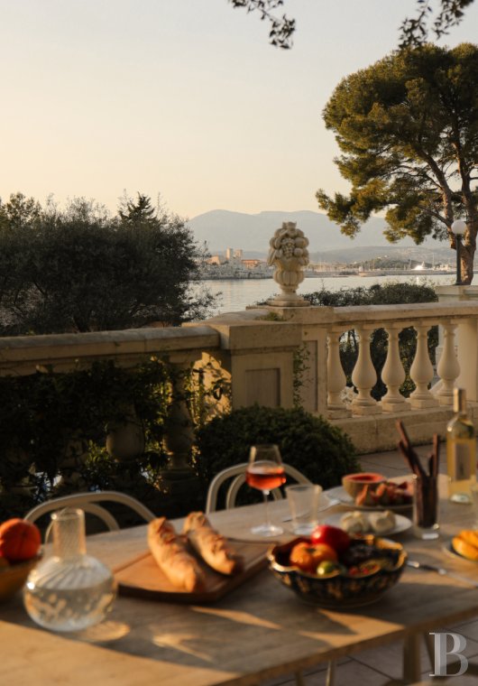Sur le Cap d'Antibes, dans les Alpes-Maritimes, une villa des années 1930 tournée vers la mer - photo  n°16