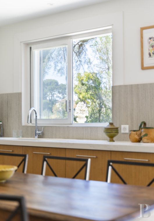 Sur le Cap d'Antibes, dans les Alpes-Maritimes, une villa des années 1930 tournée vers la mer - photo  n°6