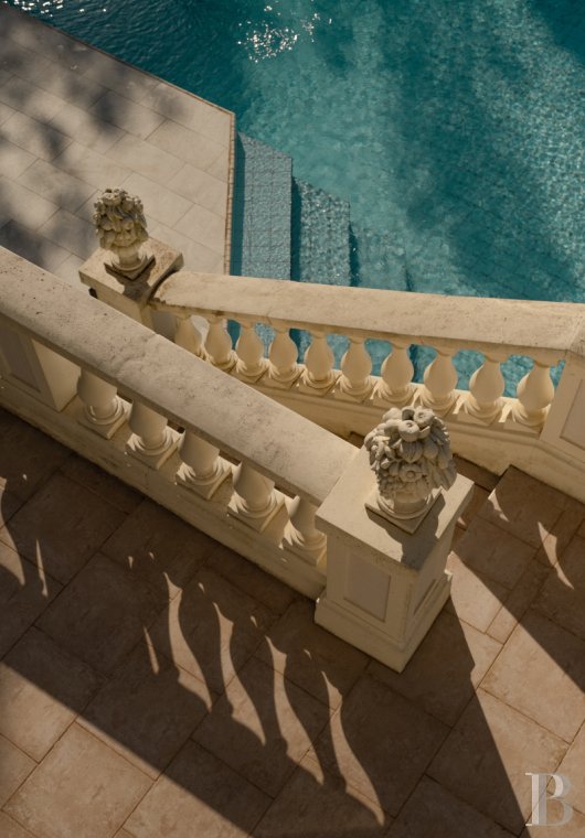 Sur le Cap d'Antibes, dans les Alpes-Maritimes, une villa des années 1930 tournée vers la mer - photo  n°18