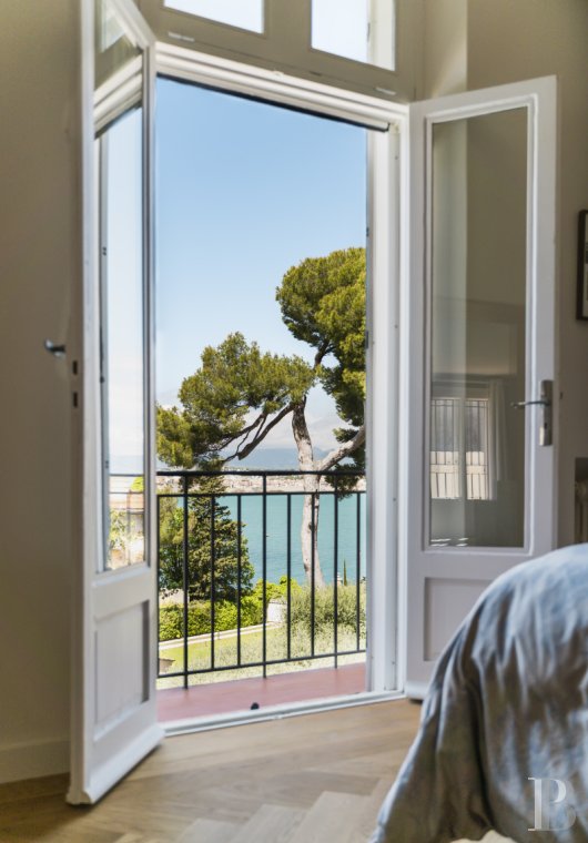 A 1930s villa facing the sea on Cap d'Antibes, in the Alpes-Maritimes department - photo  n°10