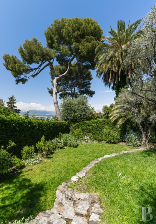 A 1930s villa facing the sea on Cap d'Antibes, in the Alpes-Maritimes department - photo  n°3