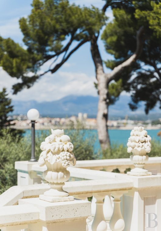 A 1930s villa facing the sea on Cap d'Antibes, in the Alpes-Maritimes department - photo  n°6