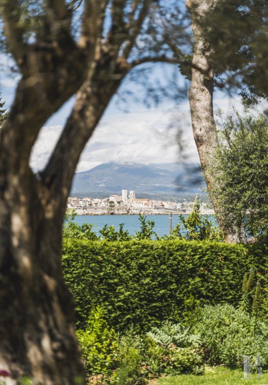 A 1930s villa facing the sea on Cap d'Antibes, in the Alpes-Maritimes department - photo  n°17