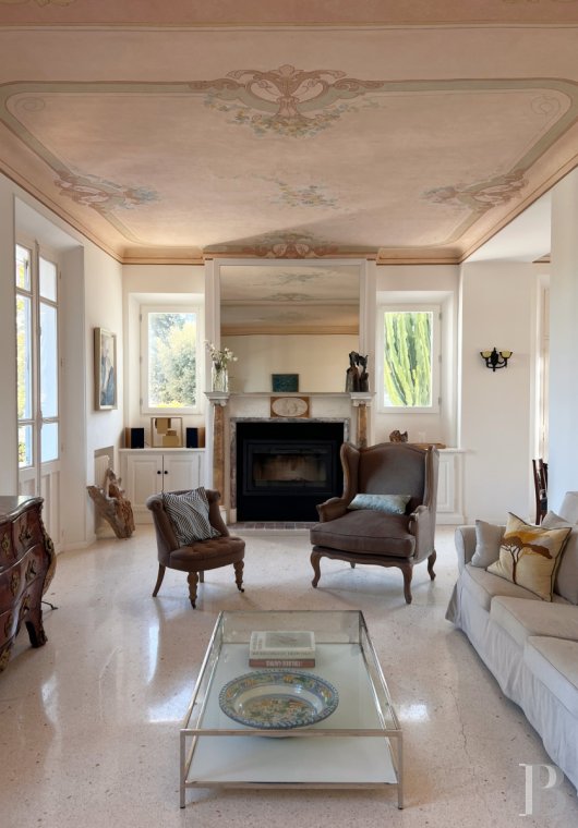 Sur le Cap d'Antibes, dans les Alpes-Maritimes, une villa des années 1930 tournée vers la mer - photo  n°3