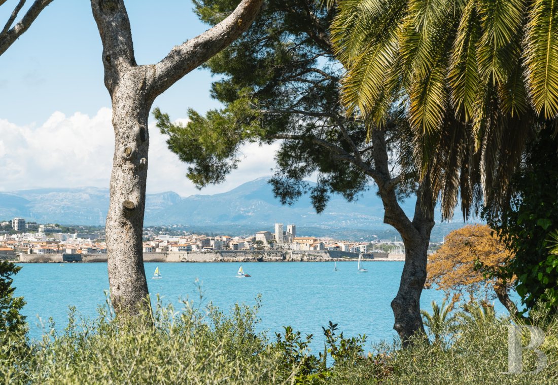 A 1930s villa facing the sea on Cap d'Antibes, in the Alpes-Maritimes department - photo  n°4